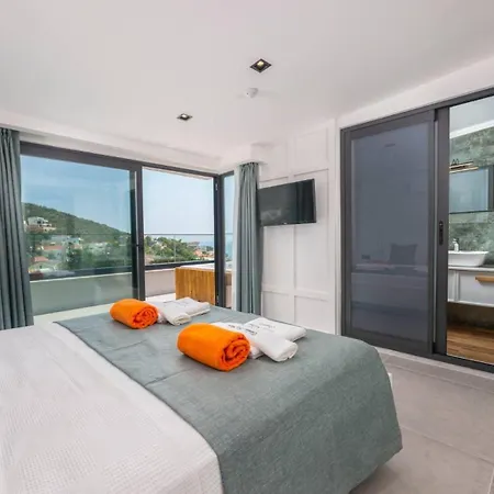 5 Bedroom - 1088 *