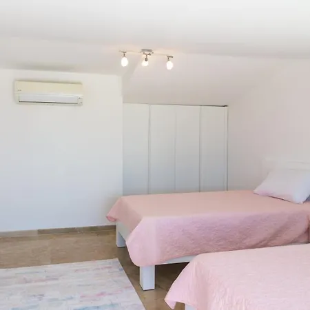 5 Bedroom - 5198