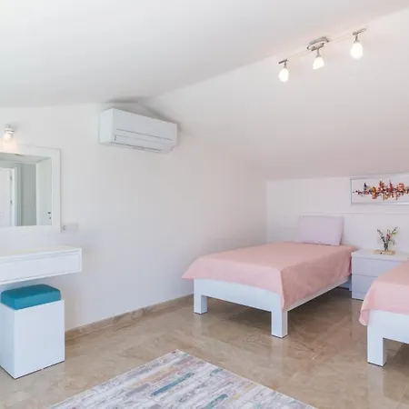 Villa 5 Bedroom - 5198