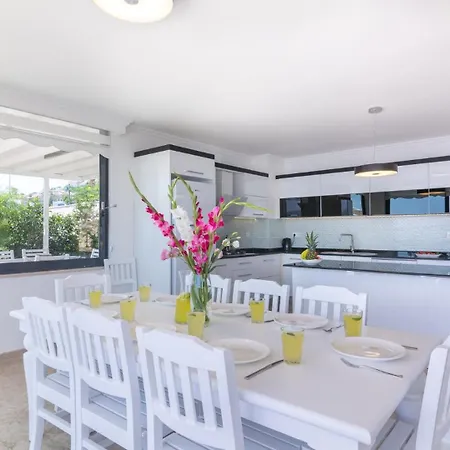 5 Bedroom - 5198 *